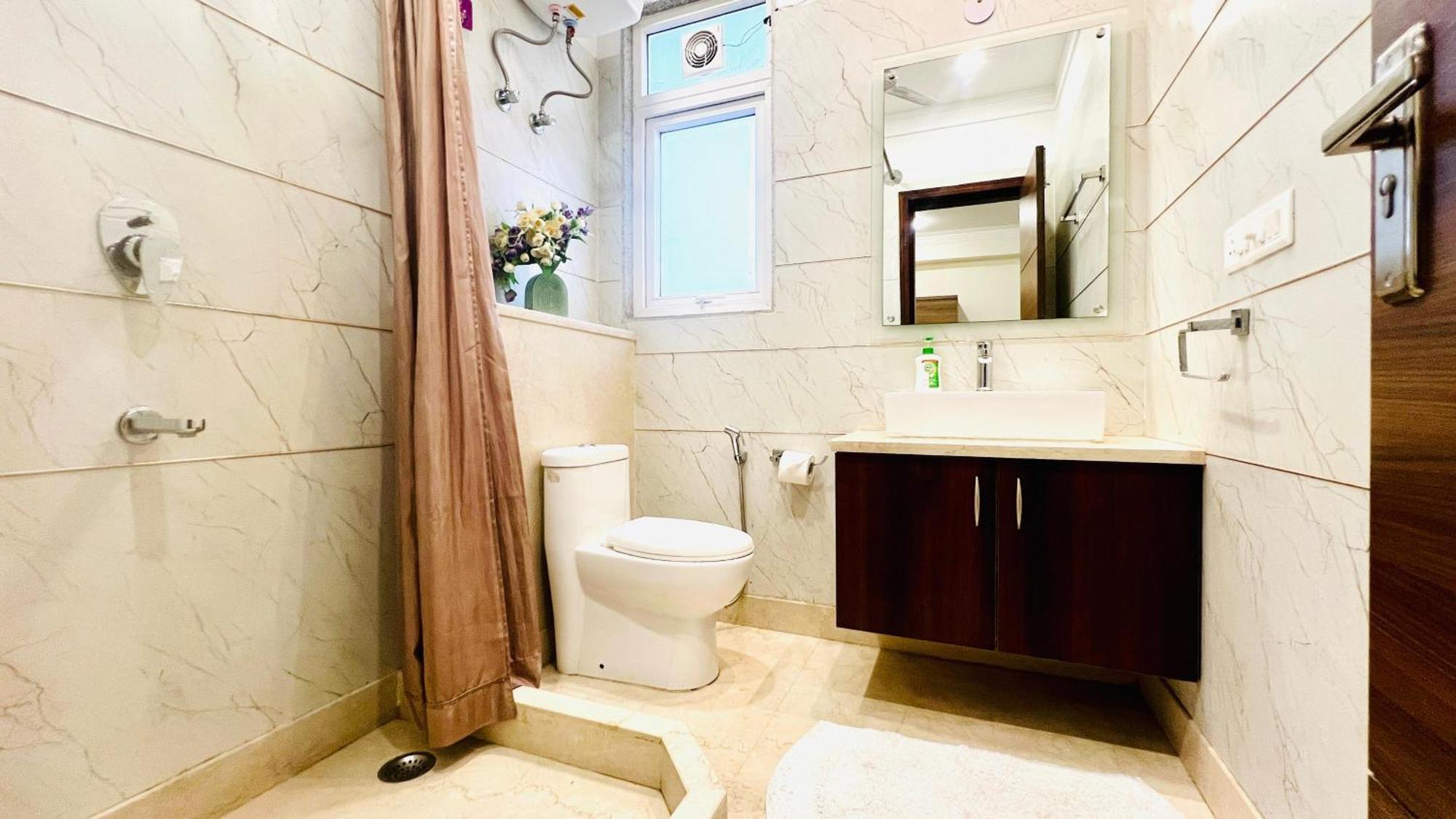 Bluo Studio4 Golf Course Road - Gym, Balcony, Lift Ґурґаон Екстер'єр фото